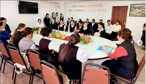 8-11сынып қыздарымен күнделікті мектеп ережесінің орындалуы бойынша өткен кездесу