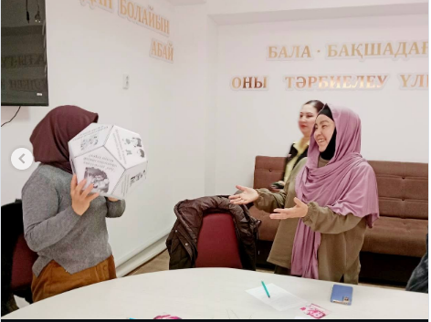 АПҚО жоспарына сәйкес 5-9 сынып ата -аналарымен "Бүгінгі жасөспірім:қауіптің белгілері және қорғану тәсілдері" 10-11 ата -аналарымен "Цифрлық әлемдегі жасөспірімнің қауіпсіздігі және жауапкершілігі" тақырыбында сабақтар ұйымдастырылып өтті